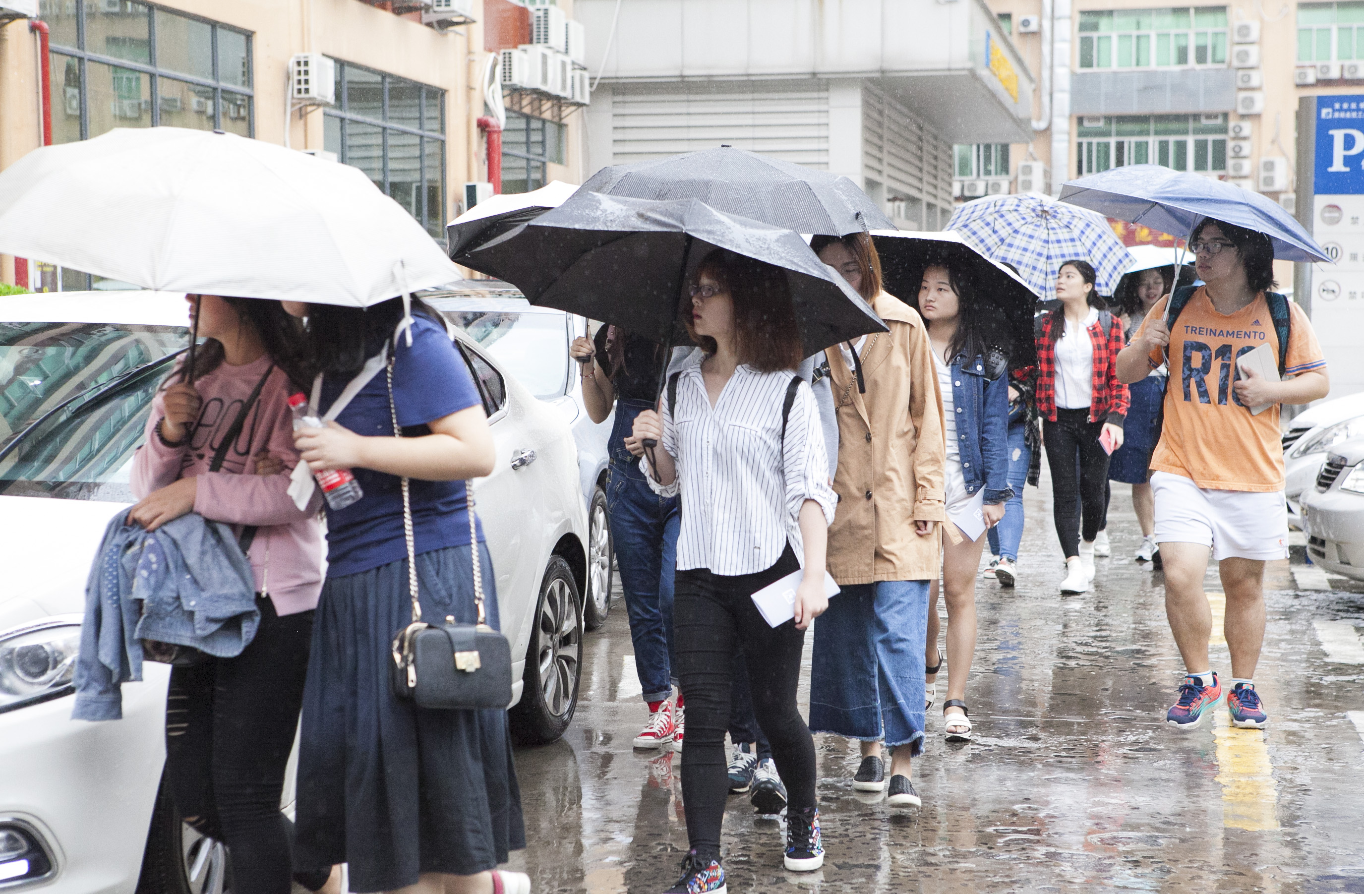 倾盆大雨中师生与红瓜子传媒的零距离接触 